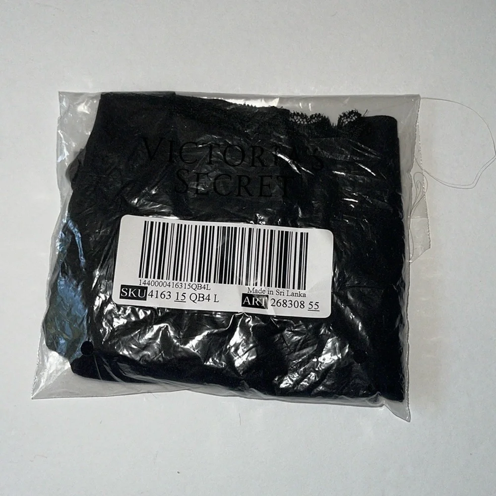 Victorias Secret  No-Show Seamless Lace Hiphugger Panty Underwear. NWT